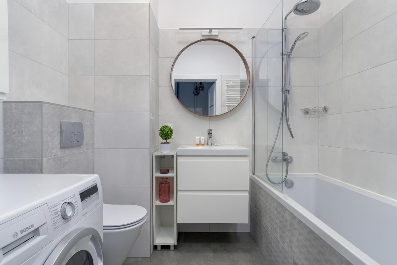 Stylish & Comfy Garbary Apartments With Parking By Noclegi Renters Poznań Exterior foto