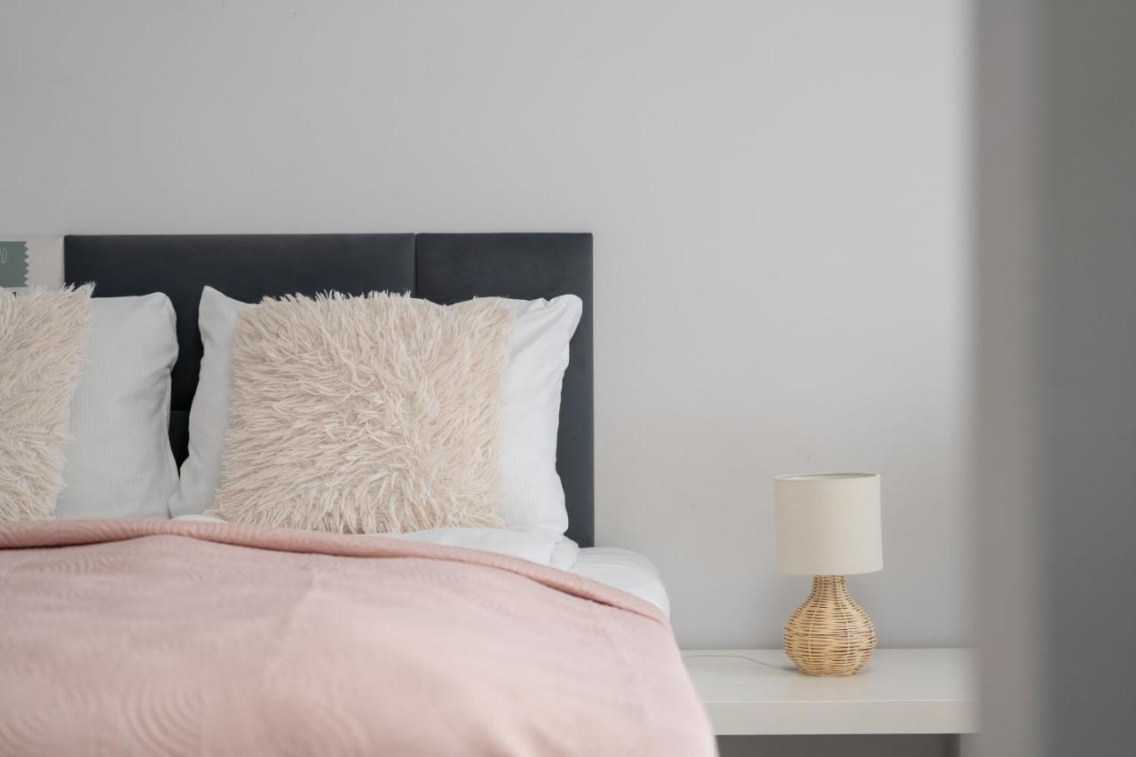 Stylish & Comfy Garbary Apartments With Parking By Noclegi Renters Poznań Exterior foto